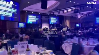 Trump, le immagini degli spari nella sala del galà della stampa a Washington