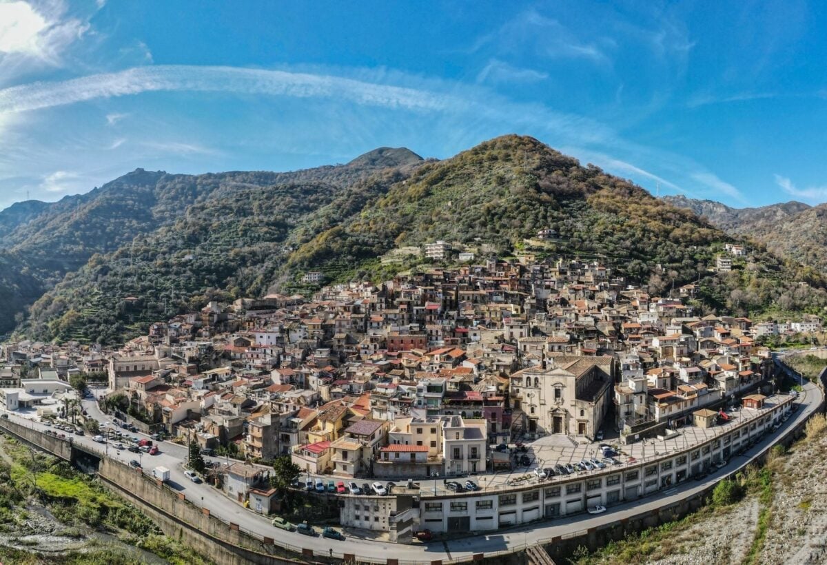 Un viaggio nella Sicilia autentica: 30 tappe in podcast tra borghi e tradizioni