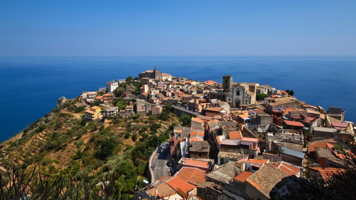 Un viaggio nella Sicilia autentica: 30 tappe in podcast tra borghi e tradizioni