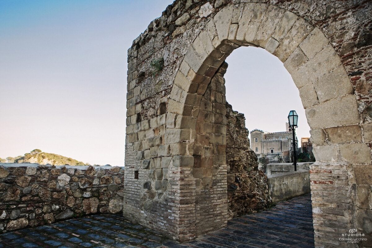 Un viaggio nella Sicilia autentica: 30 tappe in podcast tra borghi e tradizioni