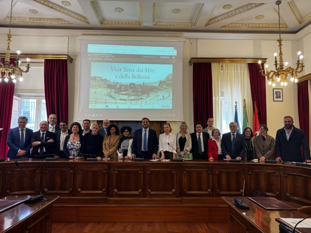 Un viaggio nella Sicilia autentica: 30 tappe in podcast tra borghi e tradizioni