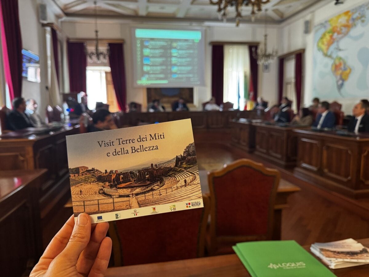 Un viaggio nella Sicilia autentica: 30 tappe in podcast tra borghi e tradizioni