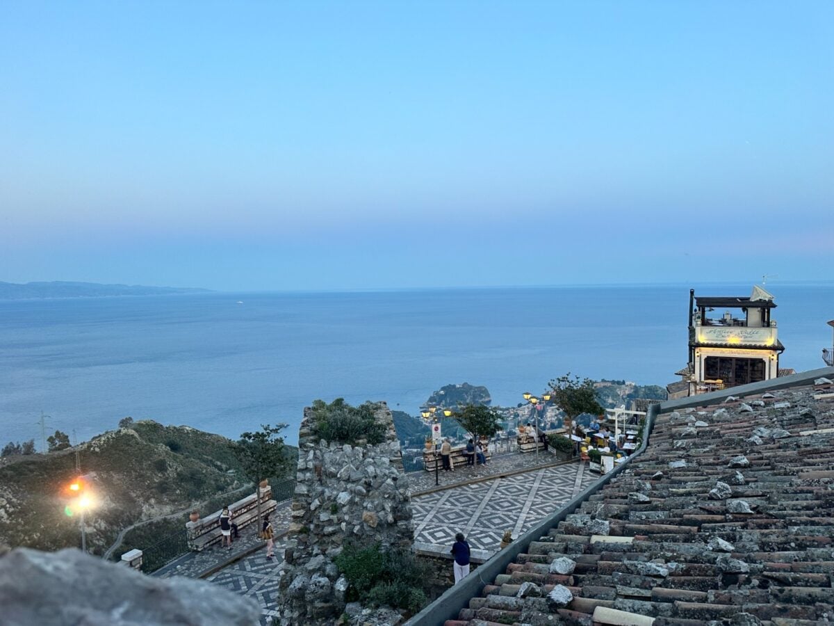 Un viaggio nella Sicilia autentica: 30 tappe in podcast tra borghi e tradizioni