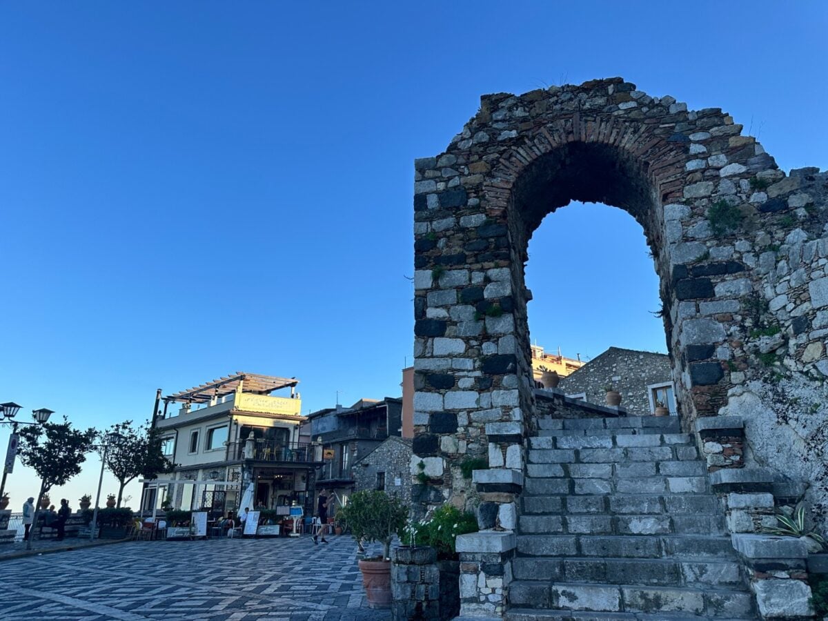 Un viaggio nella Sicilia autentica: 30 tappe in podcast tra borghi e tradizioni