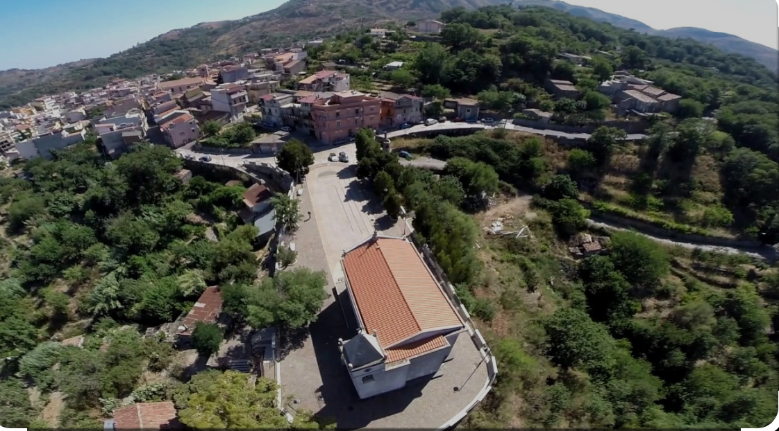 Un viaggio nella Sicilia autentica: 30 tappe in podcast tra borghi e tradizioni