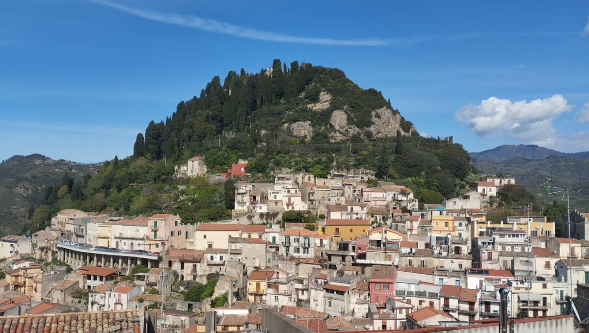 Un viaggio nella Sicilia autentica: 30 tappe in podcast tra borghi e tradizioni