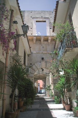 Un viaggio nella Sicilia autentica: 30 tappe in podcast tra borghi e tradizioni