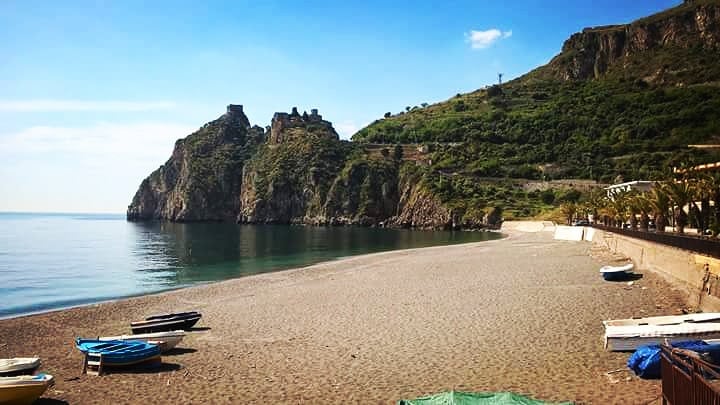 Un viaggio nella Sicilia autentica: 30 tappe in podcast tra borghi e tradizioni