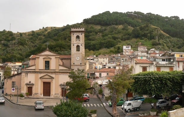 Un viaggio nella Sicilia autentica: 30 tappe in podcast tra borghi e tradizioni