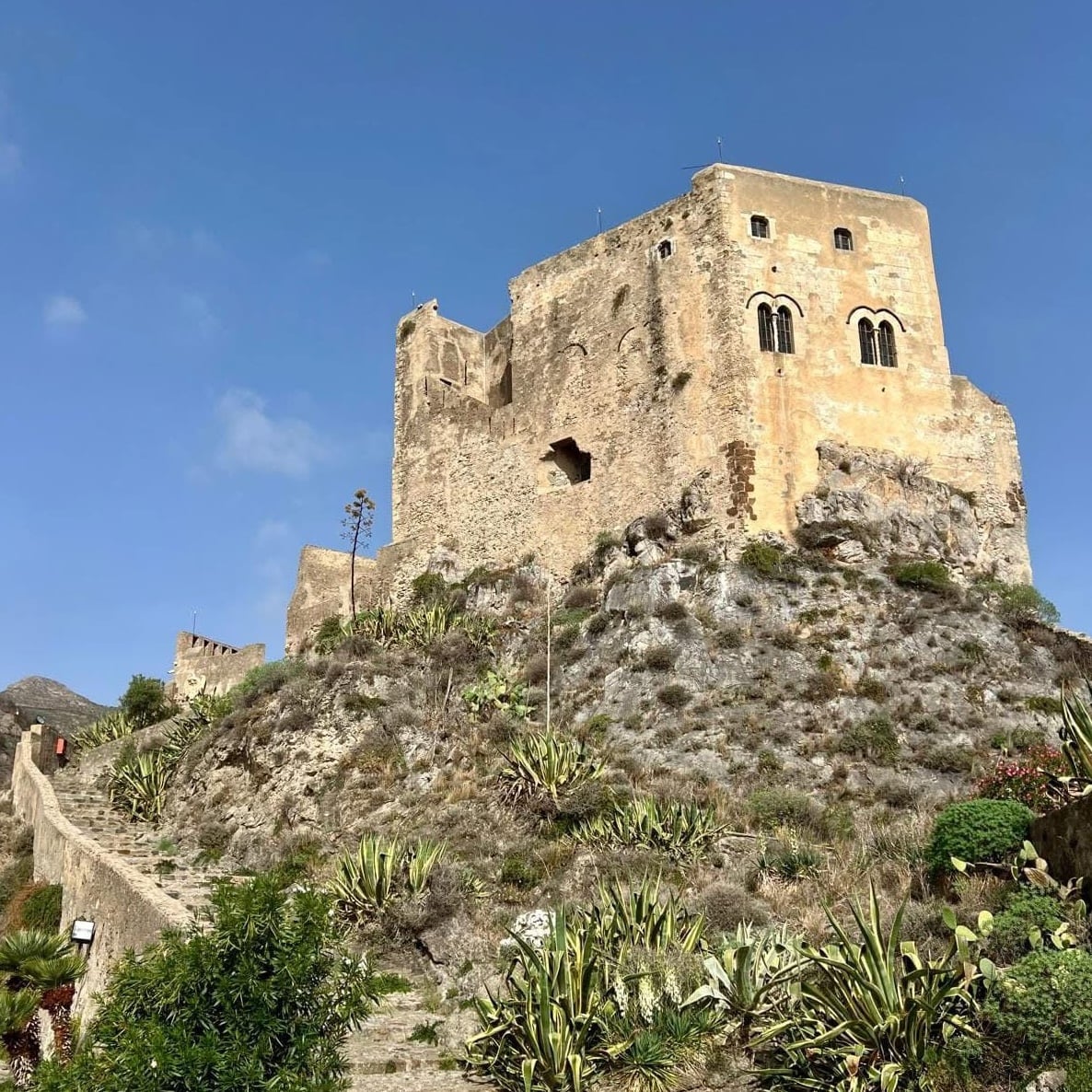 Un viaggio nella Sicilia autentica: 30 tappe in podcast tra borghi e tradizioni