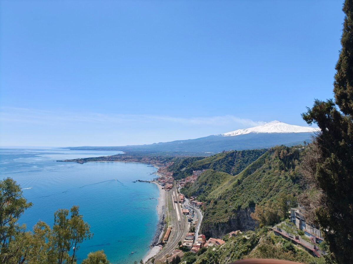 Un viaggio nella Sicilia autentica: 30 tappe in podcast tra borghi e tradizioni