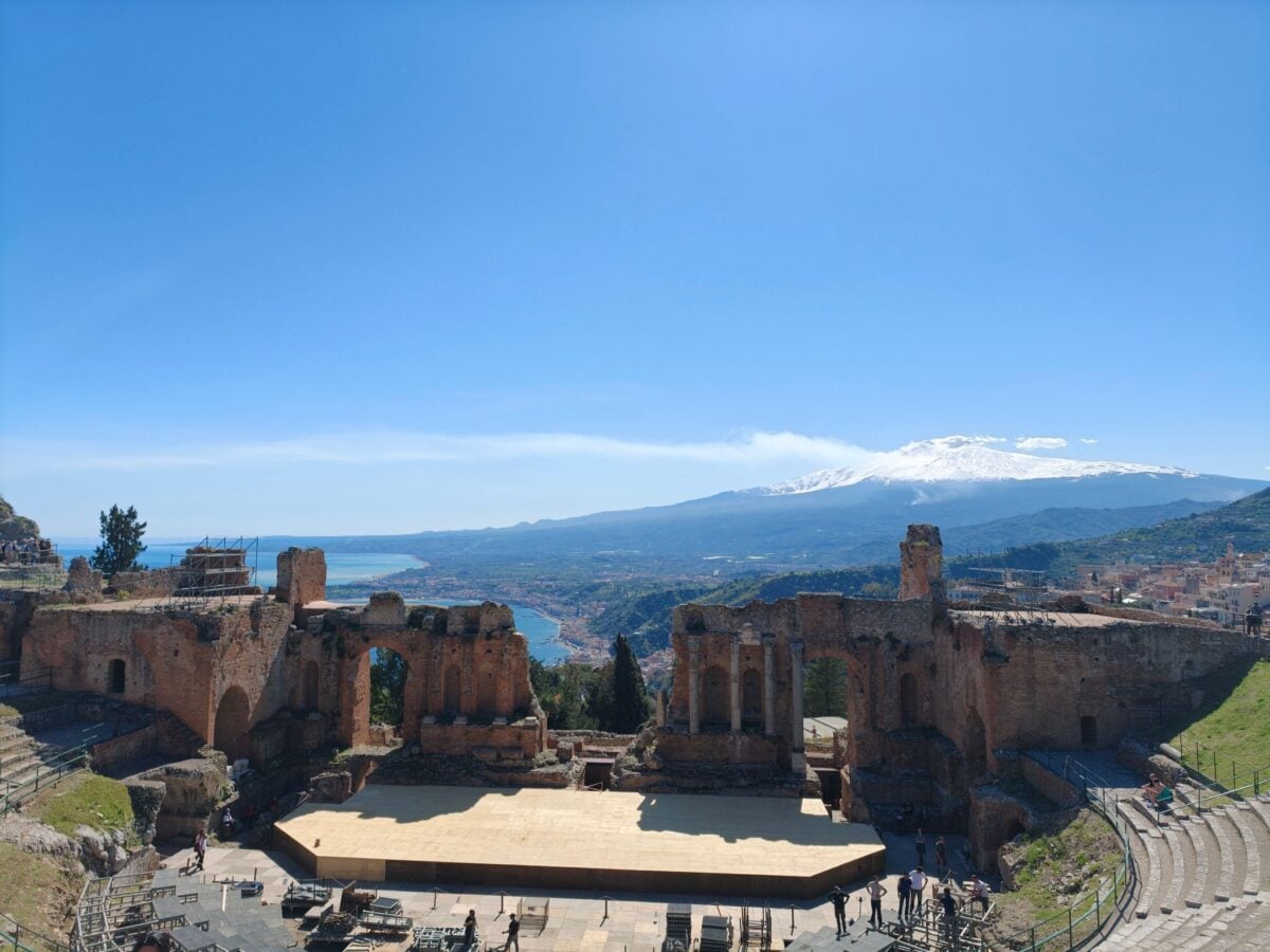 Un viaggio nella Sicilia autentica: 30 tappe in podcast tra borghi e tradizioni