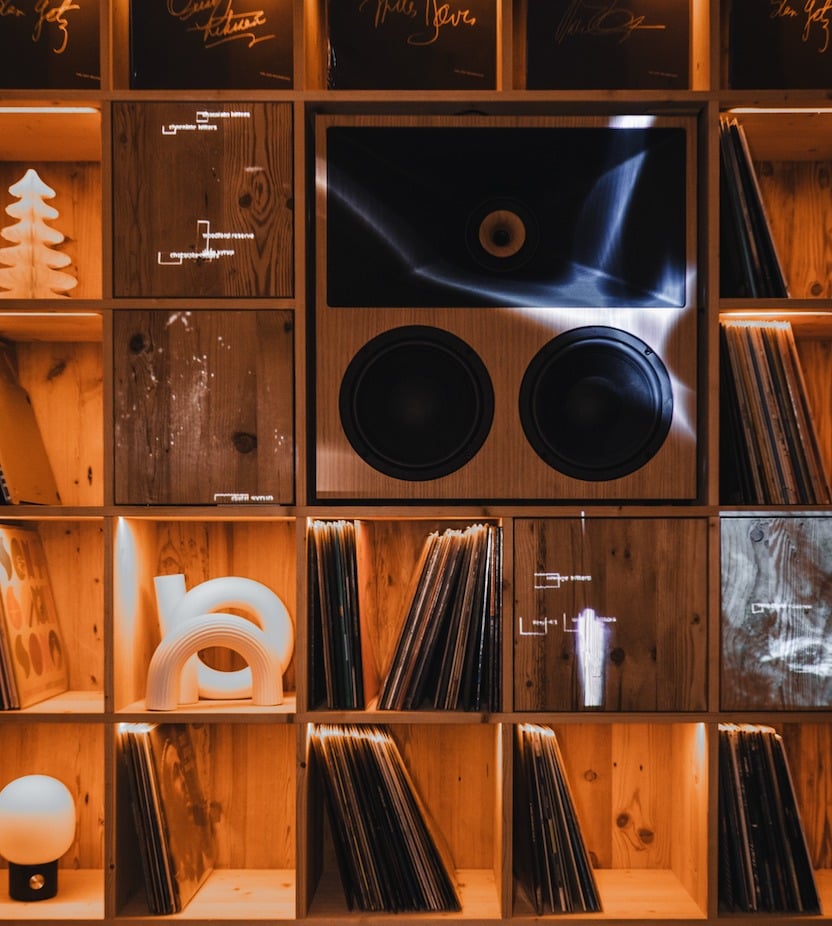 Cocktail ispirati alle frequenze sonore: il listening bar hi-fi alpino dove la musica si «beve»