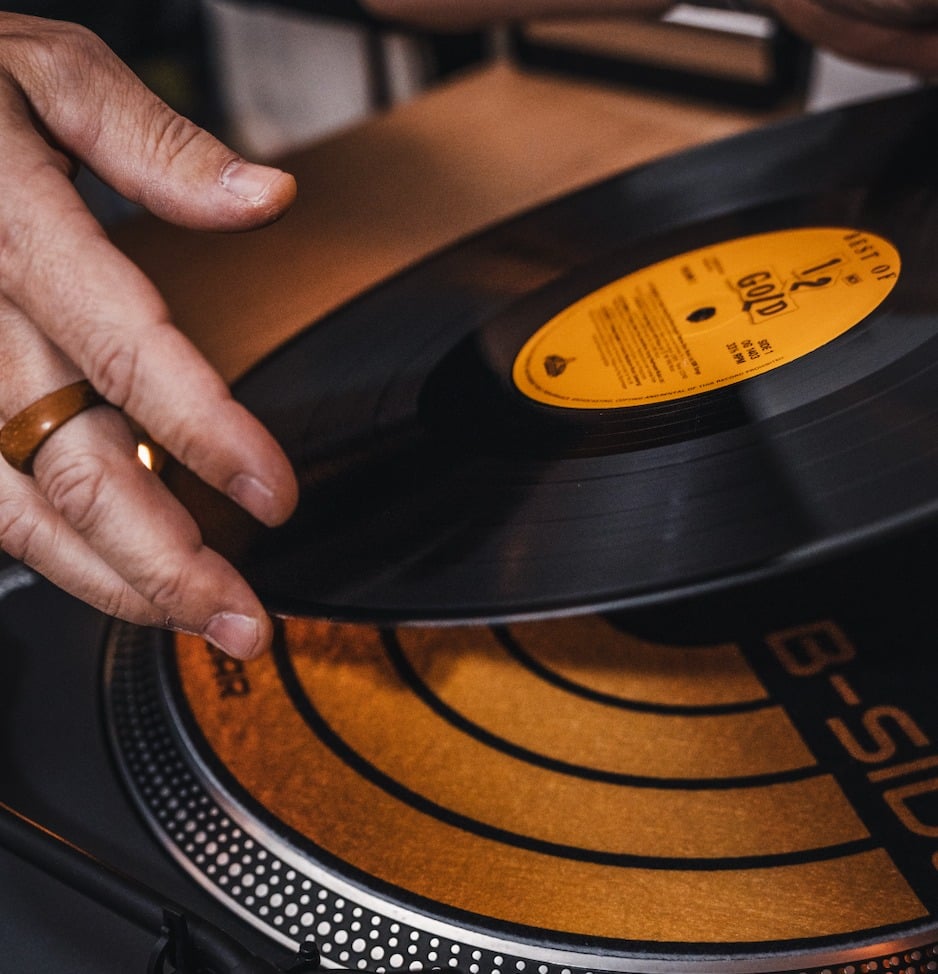 Cocktail ispirati alle frequenze sonore: il listening bar hi-fi alpino dove la musica si «beve»