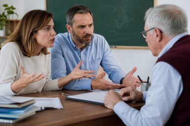 Genitori contro professori: quando un brutto voto diventa uno scontro e la scuola perde autorità