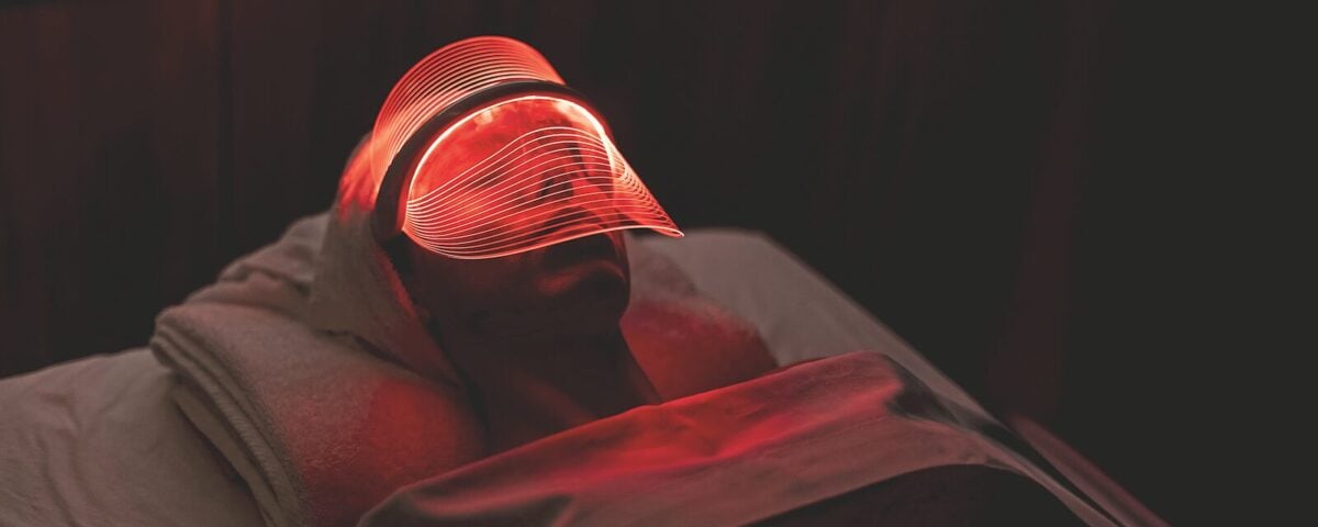 Non solo estetica: la scienza dietro rivoluzione della luce rossa che promette l’eterna giovinezza