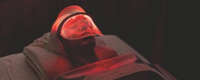 Non solo estetica: la scienza dietro rivoluzione della luce rossa che promette l’eterna giovinezza