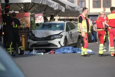Lipsia, auto sulla folla in pieno centro: due morti e decine di feriti, arrestato il conducente