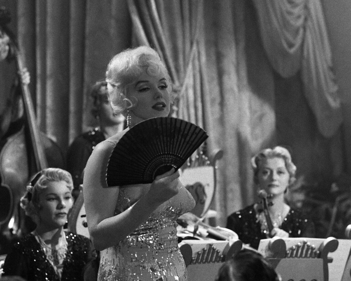 DKNY rilancia il naked dress, da Marilyn Monroe a Hailey Bieber la storia di un’ossessione fashion
