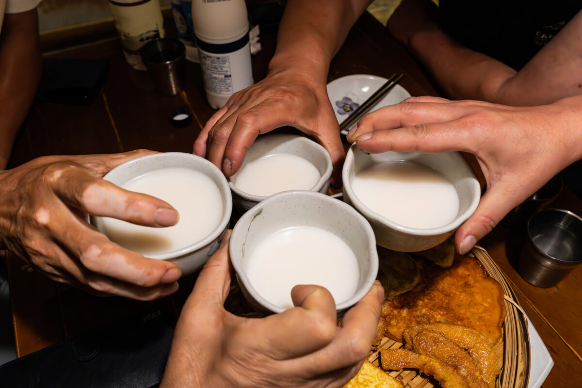 A Seoul il makgeolli non è più la bevanda dei nonni: come la Corea sta trasformando l’alcool tradizionale in fenomeno pop
