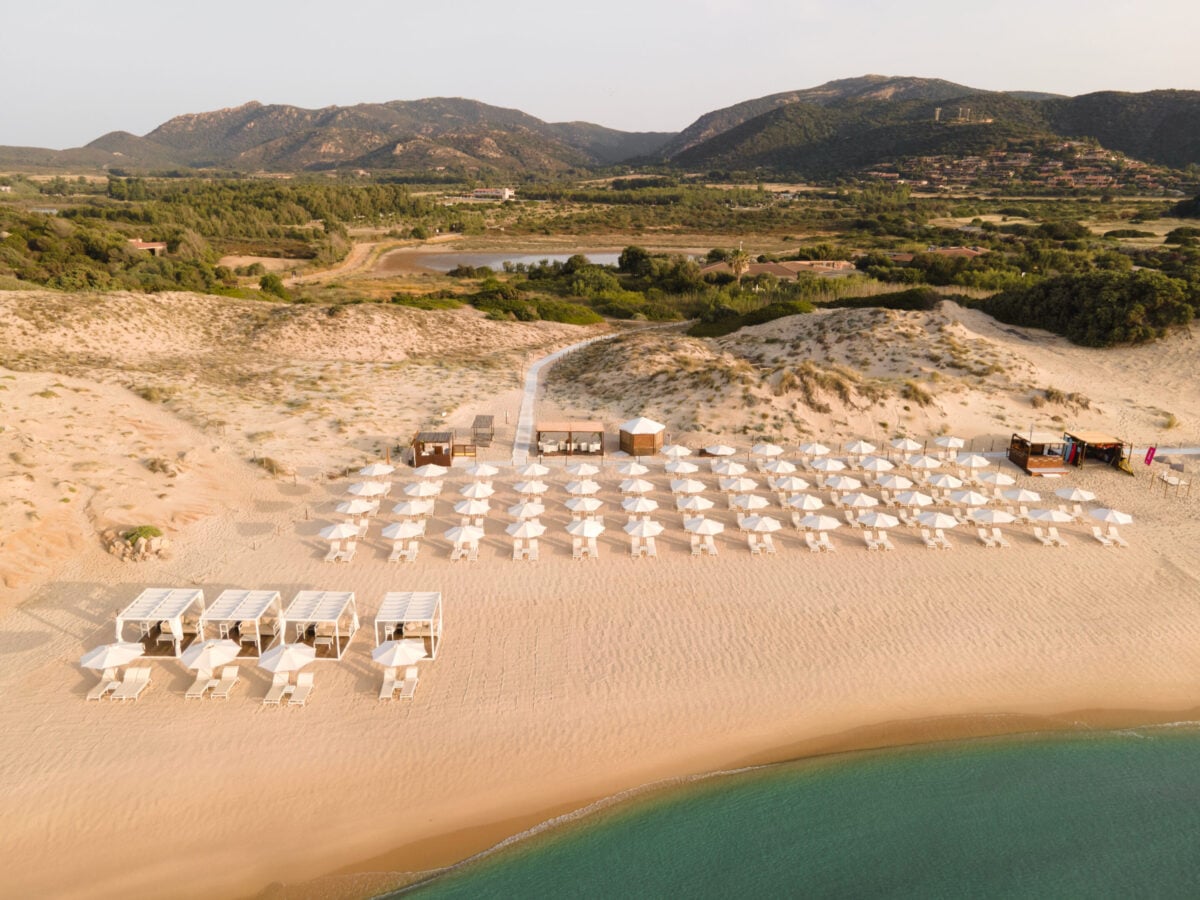 Il vento della Sardegna è diventato il vero lusso del Mediterraneo. E il Chia Laguna riparte proprio da qui
