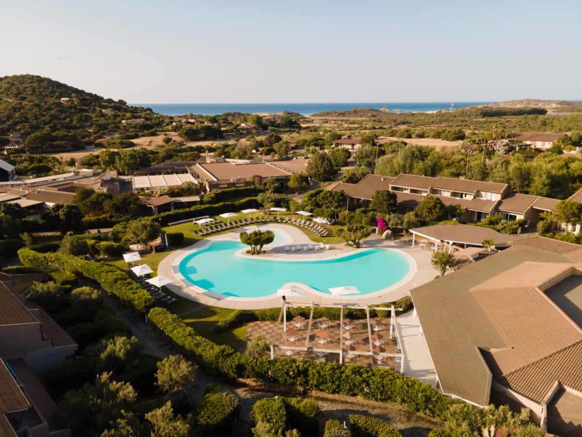Il vento della Sardegna è diventato il vero lusso del Mediterraneo. E il Chia Laguna riparte proprio da qui