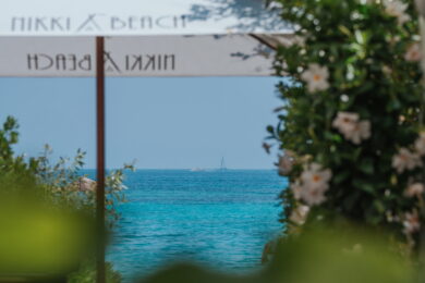Nikki Beach riapre in Costa Smeralda: il ritorno del lusso che trasforma Porto Cervo