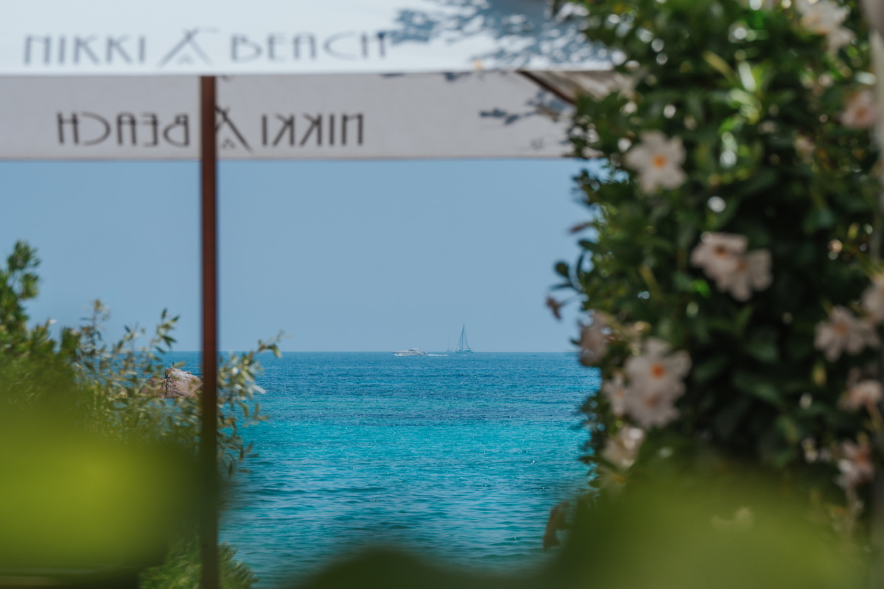 Nikki Beach riapre in Costa Smeralda: il ritorno del lusso che trasforma Porto Cervo