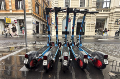 Al via la stretta sui monopattini elettrici: targa, casco e da luglio obbligo di assicurazione