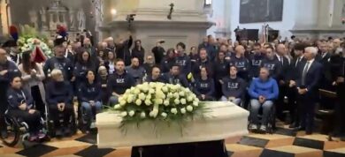 Funerali di Zanardi, l’ingresso del feretro nella chiesa di Santa Giustina