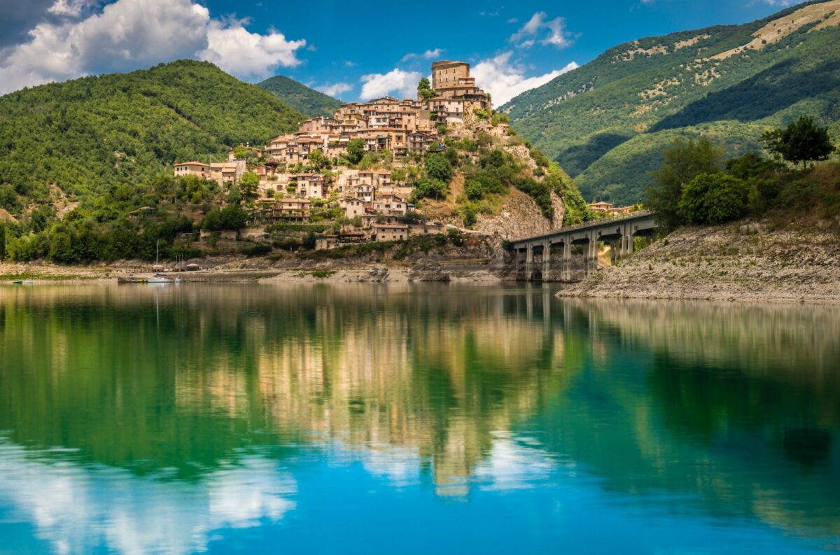 Cinque cammini storici, un’unica destinazione: l’Italia da scoprire a piedi