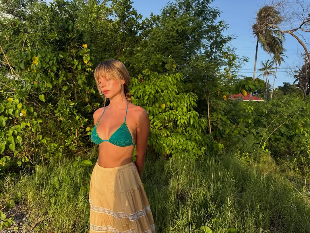 Ester Expósito e Mbappé, il bacio sullo yacht in Sardegna conferma il flirt: chi è l’attrice di Élite che ha conquistato il campione francese