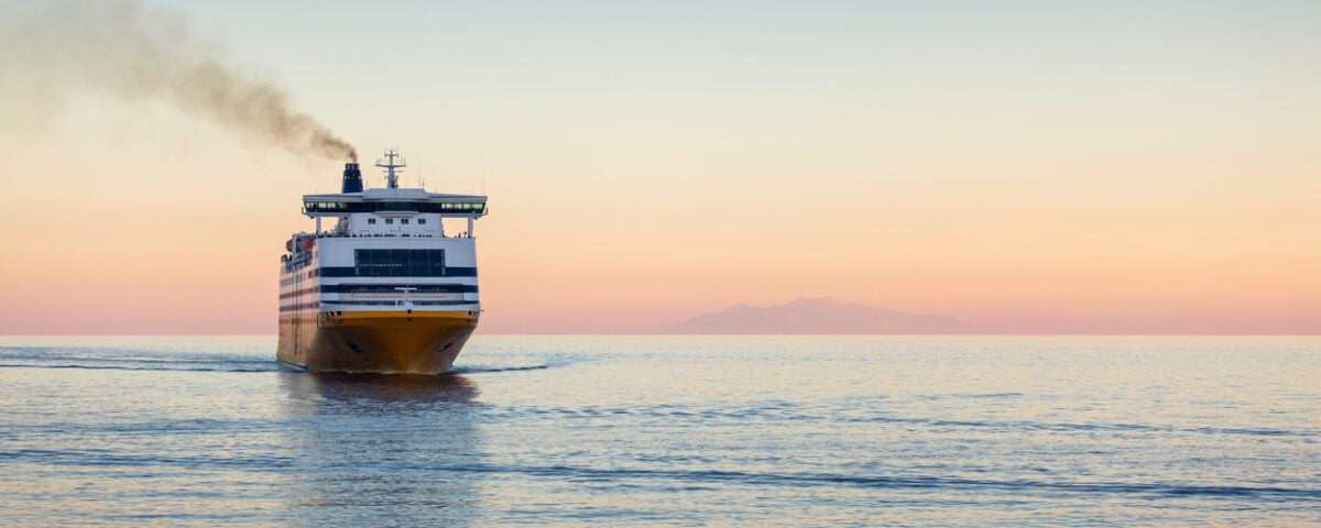 Traghetti estate 2026: fino a 1.500 euro per Sardegna e Sicilia, rincari record del 300%