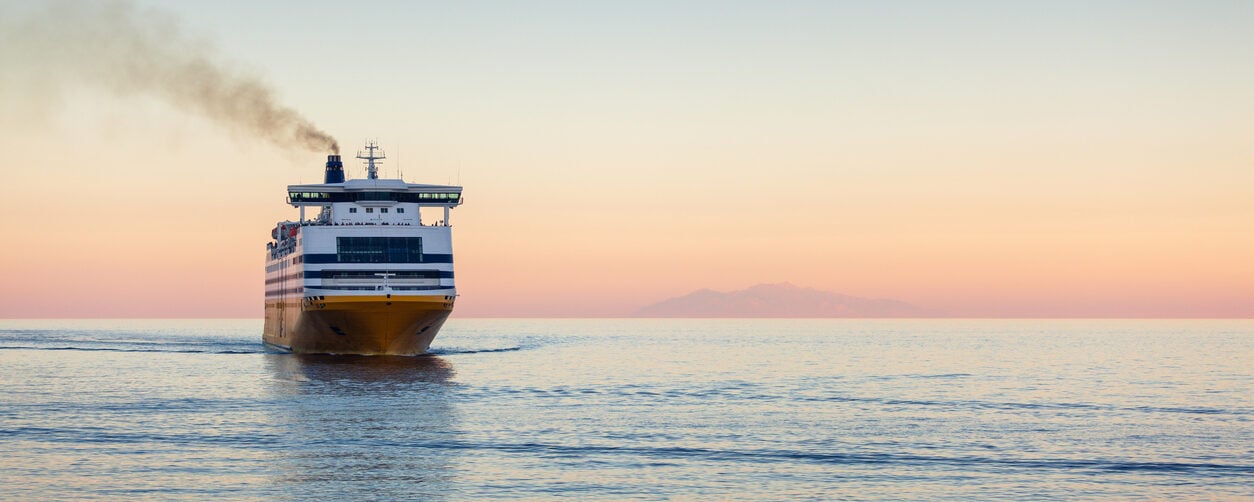 Traghetti estate 2026: fino a 1.500 euro per Sardegna e Sicilia, rincari record del 300%