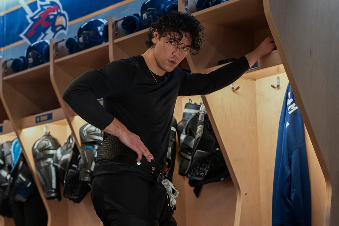 Dopo Heated Rivalry, arriva Off Campus: la serie che trasforma l’hockey nel nuovo fenomeno hot Dopo Heated Rivalry, arriva Off Campus: la serie che trasforma l’hockey nel nuovo fenomeno hot