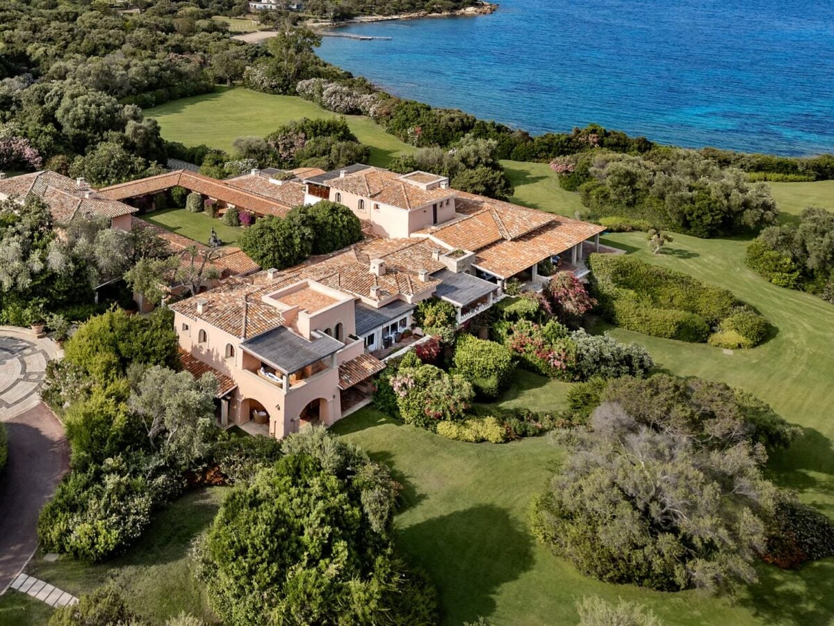 Le foto mai viste di Villa Certosa. La casa di Berlusconi è in vendita per 500 milioni di euro Le foto mai viste di Villa Certosa. La casa di Berlusconi è in vendita per 500 milioni di euro