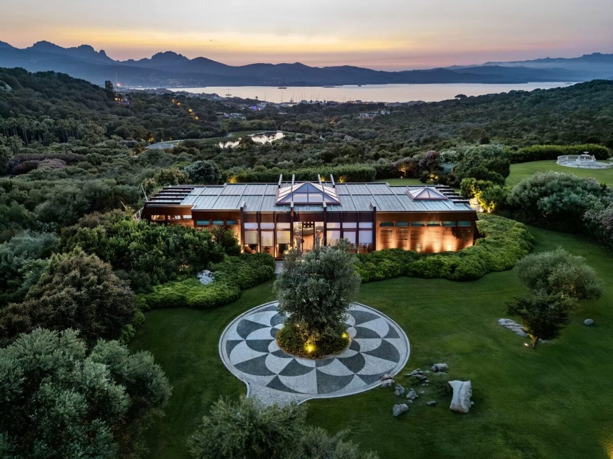 Le foto mai viste di Villa Certosa. La casa di Berlusconi è in vendita per 500 milioni di euro Le foto mai viste di Villa Certosa. La casa di Berlusconi è in vendita per 500 milioni di euro