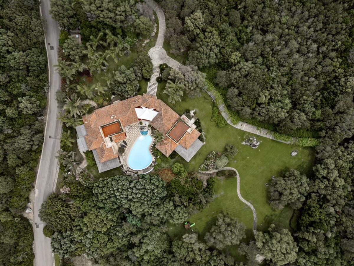 Le foto mai viste di Villa Certosa. La casa di Berlusconi è in vendita per 500 milioni di euro Le foto mai viste di Villa Certosa. La casa di Berlusconi è in vendita per 500 milioni di euro