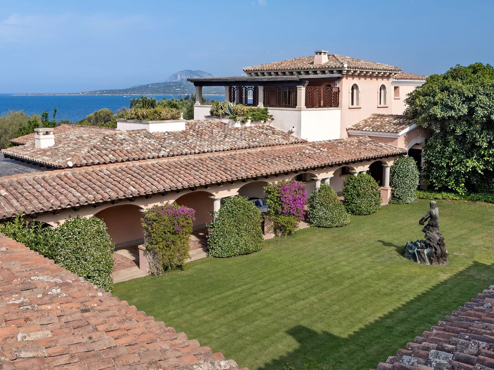Le foto mai viste di Villa Certosa. La casa di Berlusconi è 