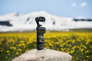 Insta360 Luna Ultra, la videocamera che sembra uscita da Wall-E e porta il cinema in tasca