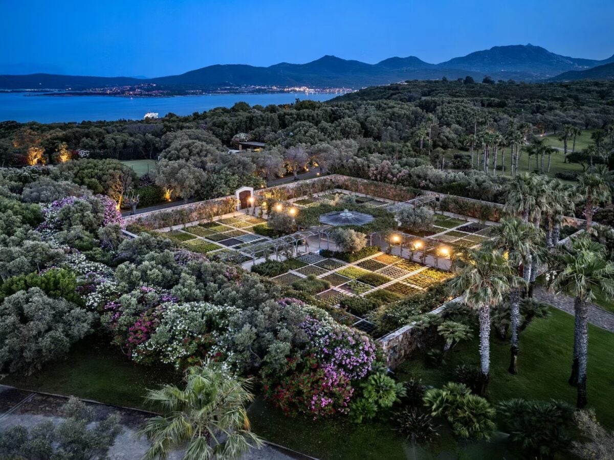 Le foto mai viste di Villa Certosa. La casa di Berlusconi è in vendita per 500 milioni di euro Le foto mai viste di Villa Certosa. La casa di Berlusconi è in vendita per 500 milioni di euro