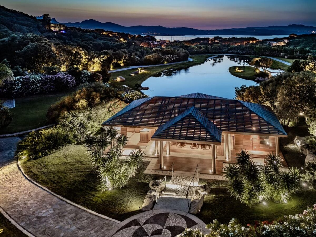 Le foto mai viste di Villa Certosa. La casa di Berlusconi è in vendita per 500 milioni di euro Le foto mai viste di Villa Certosa. La casa di Berlusconi è in vendita per 500 milioni di euro