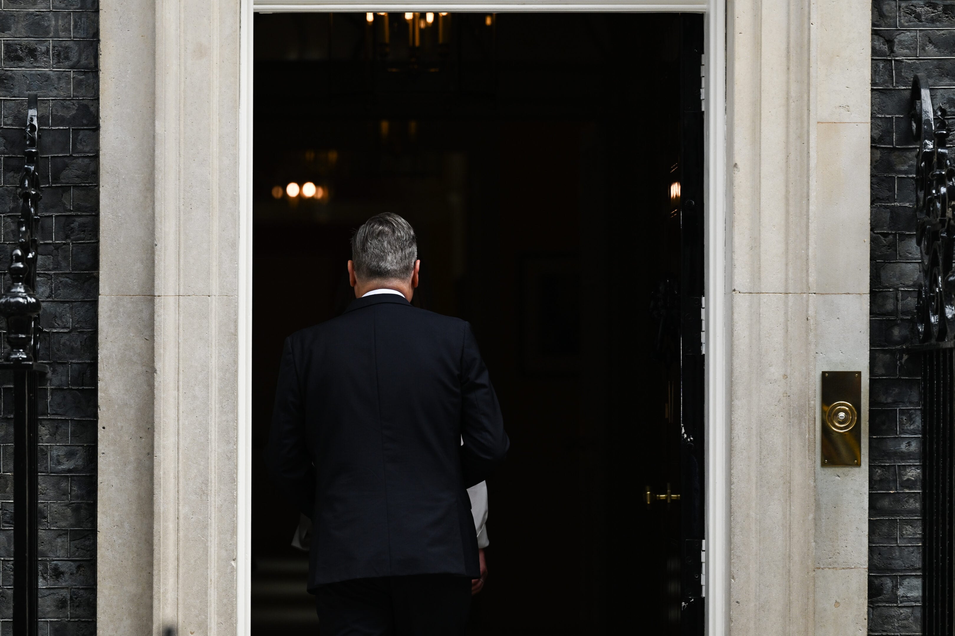 Starmer, fine corsa a Downing Street: ora il Regno Unito si affida ad Andy Burnham Starmer, fine corsa a Downing Street: ora il Regno Unito si affida ad Andy Burnham