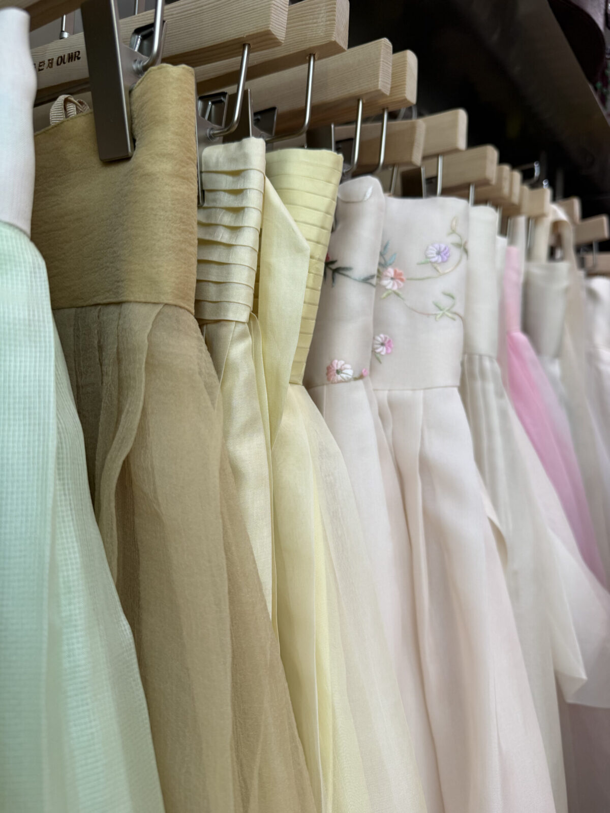 K-luxury, la nuova onda coreana passa dall’hanbok: dentro Kumdanje, dove la tradizione diventa desiderio globale K-luxury, la nuova onda coreana passa dall’hanbok: dentro Kumdanje, dove la tradizione diventa desiderio globale