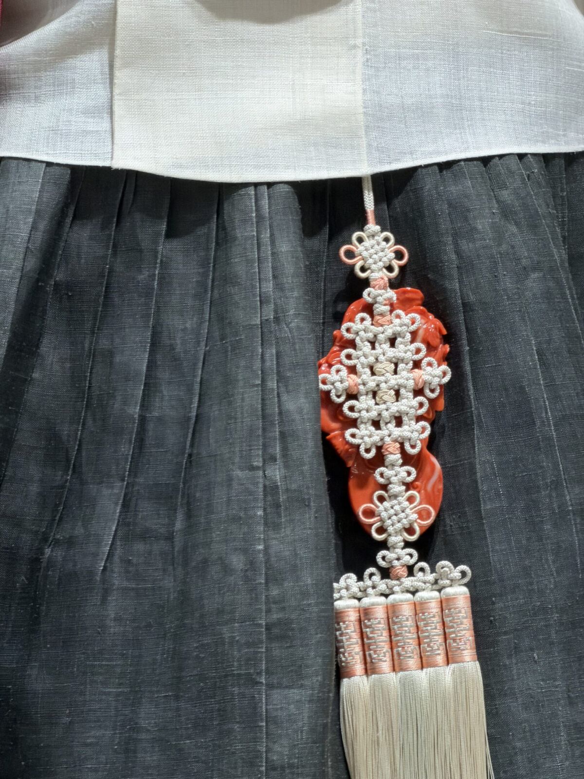 K-luxury, la nuova onda coreana passa dall’hanbok: dentro Kumdanje, dove la tradizione diventa desiderio globale K-luxury, la nuova onda coreana passa dall’hanbok: dentro Kumdanje, dove la tradizione diventa desiderio globale