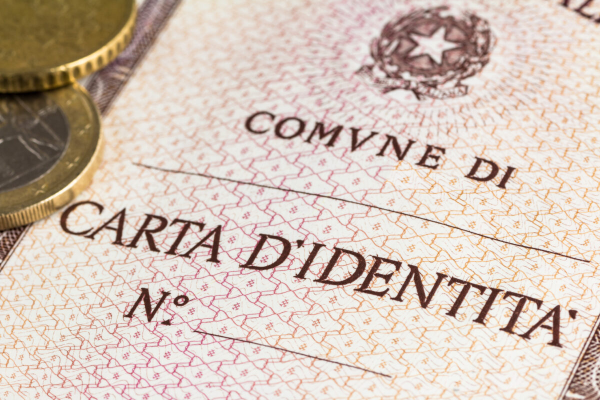 Carta d’identità cartacea addio: dal 3 agosto 2026 non sarà più valida per viaggiare all’estero