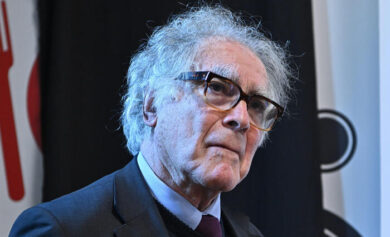 Chi era Carlo Ginzburg e perché ha cambiato il modo di raccontare la storia: i libri e l’eredità culturale dello storico italiano
