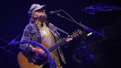 Neil Young sfida il tempo: As Time Explodes celebra il presente senza nostalgia