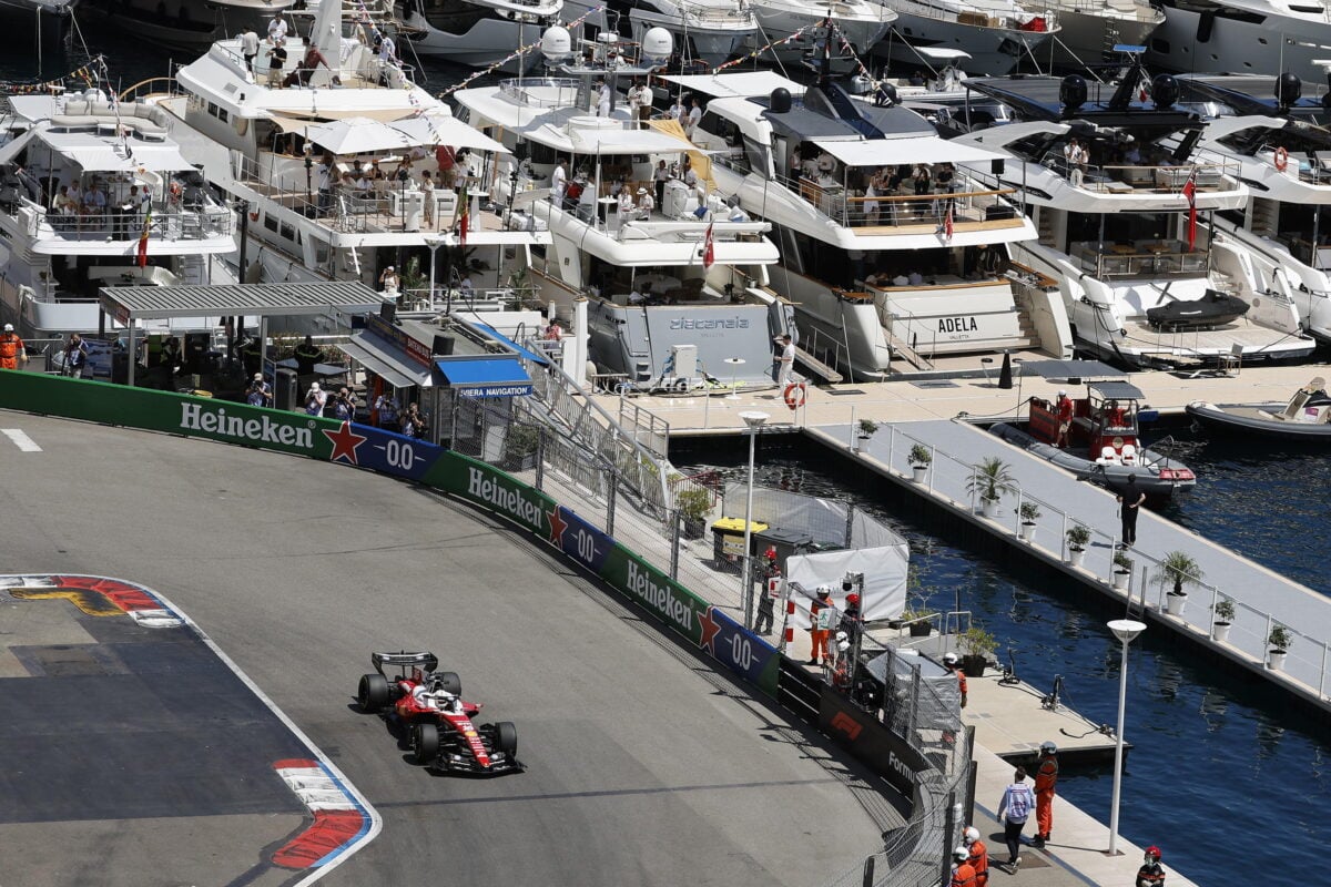 La Ferrari vola a Montecarlo Hamilton e Leclerc davanti a tutti
