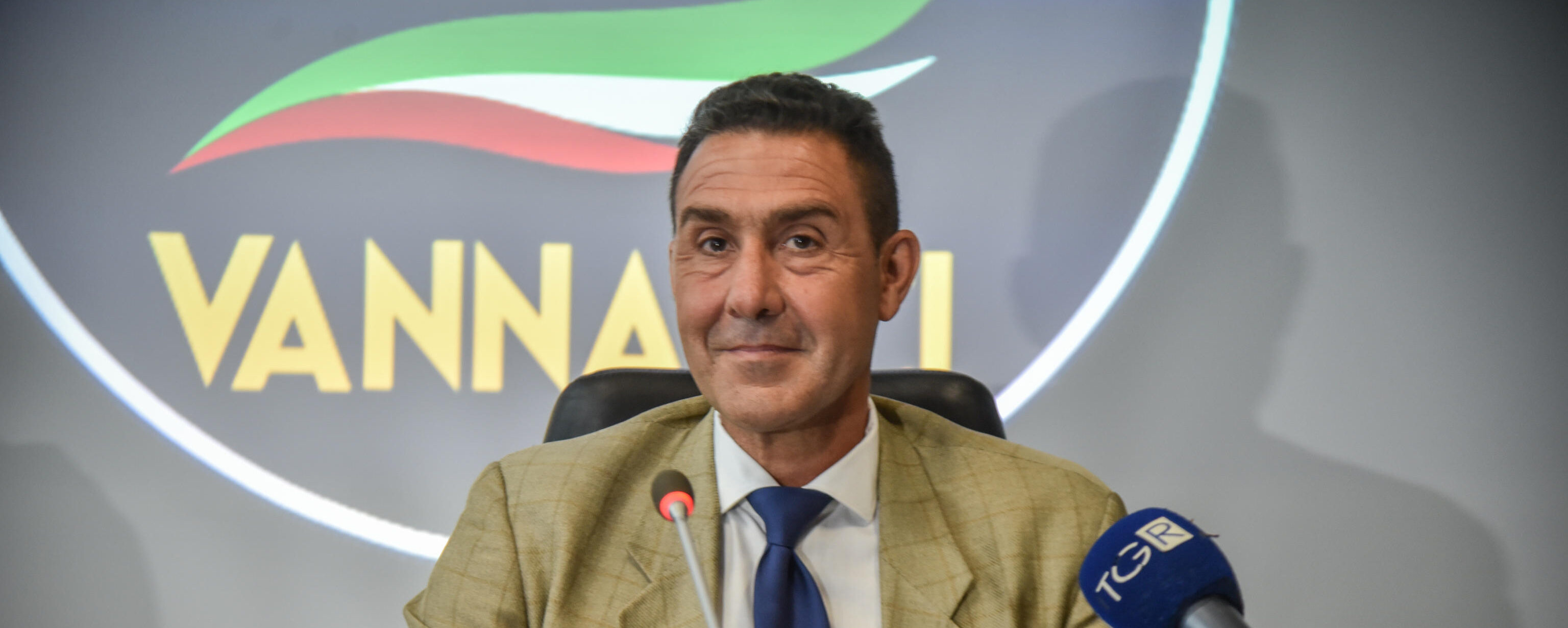 La migrazione dei parlamentari leghisti e forzisti: così Vannacci svuota i partiti alleati La migrazione dei parlamentari leghisti e forzisti: così Vannacci svuota i partiti alleati